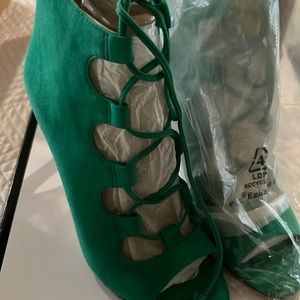 Nine West string up bootie /heels brand new